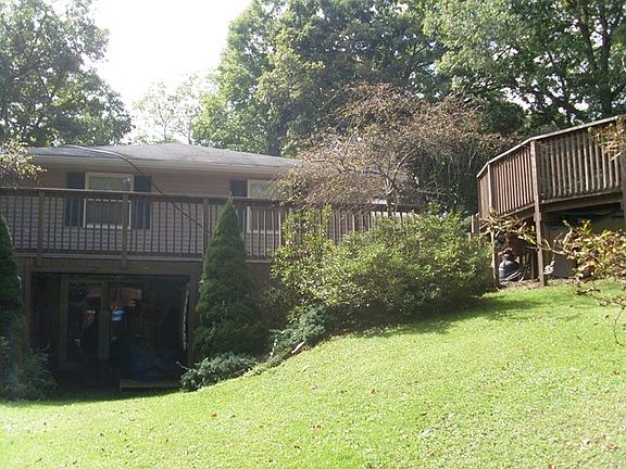 3rd image of 590 Maxwell Dr