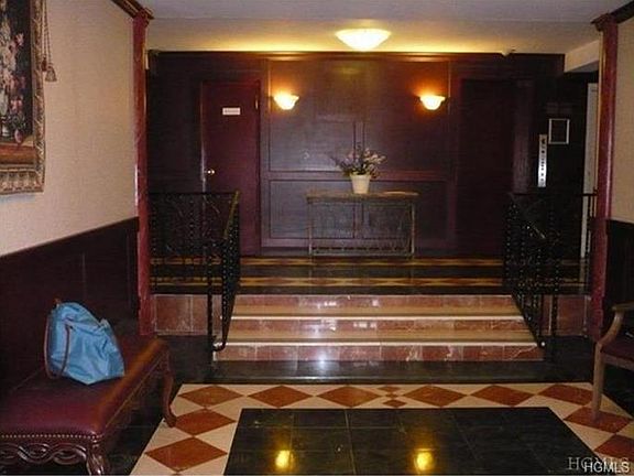3rd image of 838 Pelhamdale Ave APT 1d