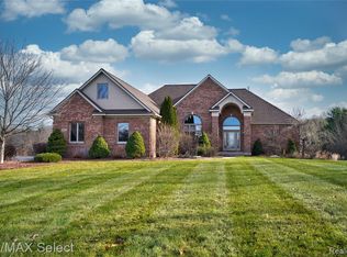 11405 N Fenton Rd, Fenton, MI 48430