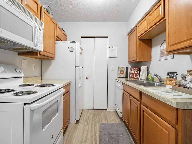 Lakeside Apartments — Photo 2