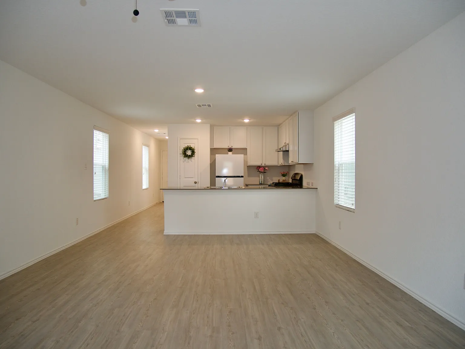 3 bed, 2.5 bath, 1360 sqft, $1,700 — Photo 4