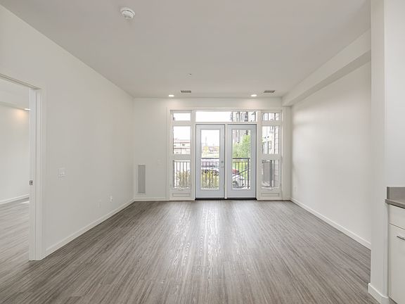 5th image of 241 Willis Cres #1532677