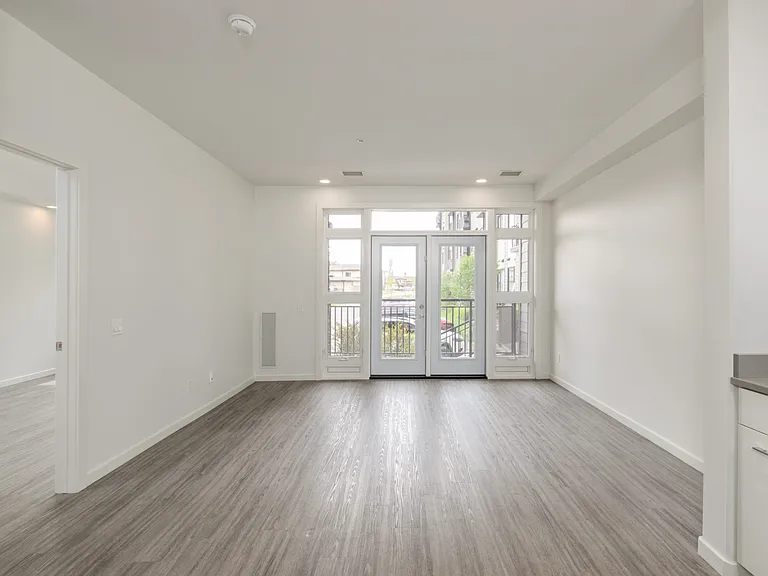 241 Willis Cres — Photo 5