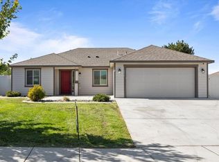 1016 S Blueberry Pl, Kennewick, WA 99338