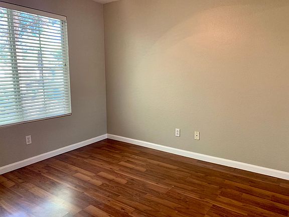 5th image of 379 Oleander Dr