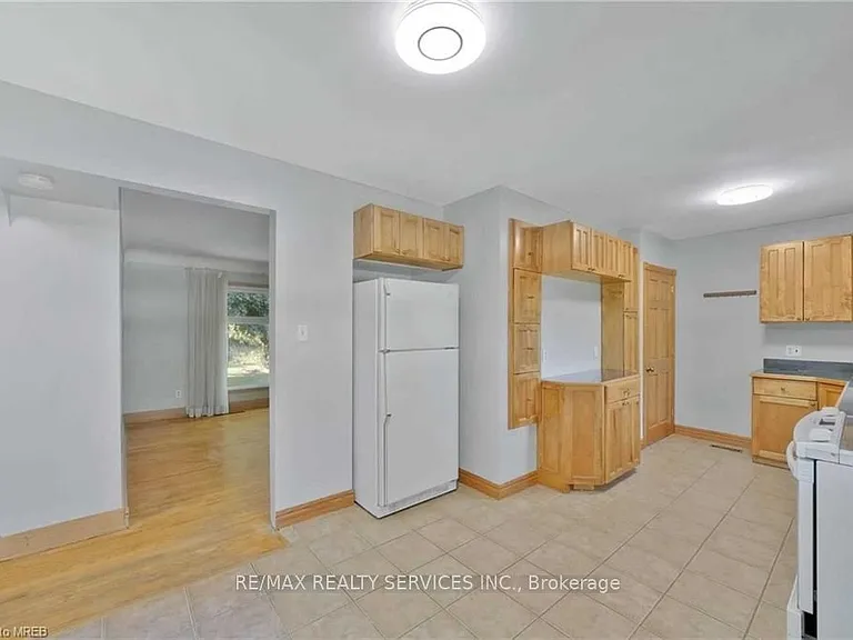 675 Inverness Ave — Photo 2