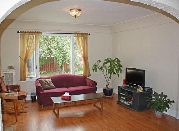 4th image of 239 Bernard St E