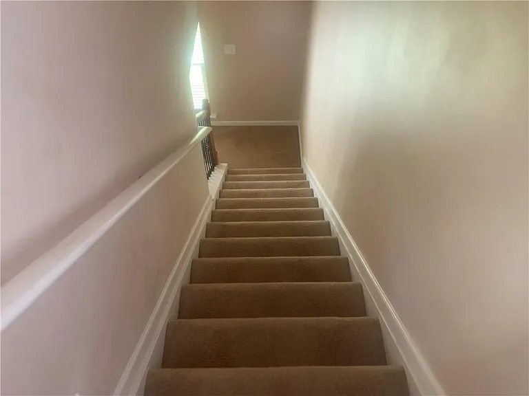 121 Creekwood Trl — Photo 4