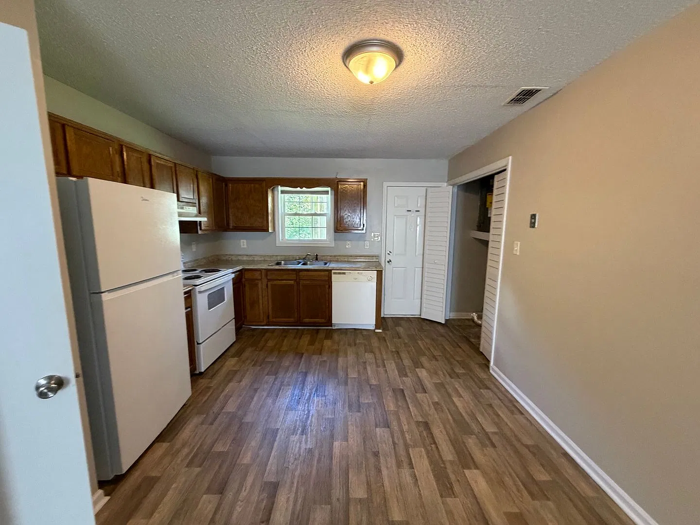 2 bed, 750 sqft, $1,045 — Photo 2