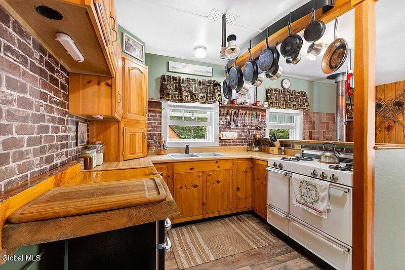 3rd image of 225 Bromley Lane