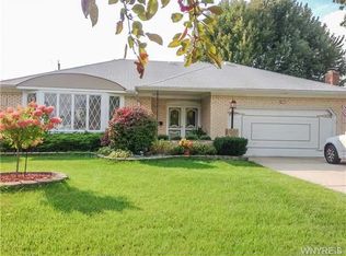 213 Macarthur Dr, Williamsville, NY 14221