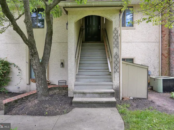 10 Pine Woods Ct, Reading, PA 19607