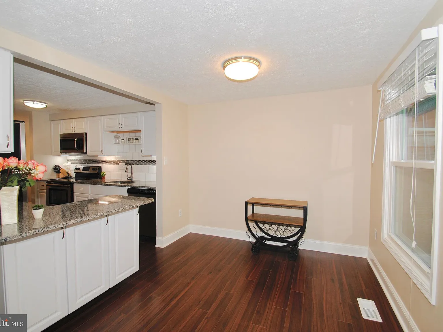 3 bed, 3.5 bath, 2084 sqft, $3,300 — Photo 4