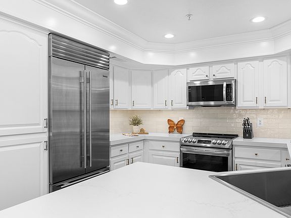 BEAUTIFULLY REMODELED KITCHEN