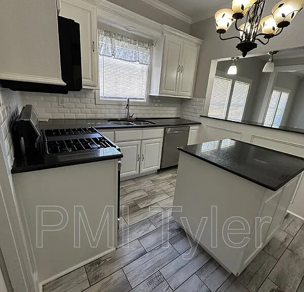 1115 S Robertson Ave — Photo 10