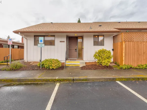 15200 SW Crown Dr Unit 1, King City, OR 97224