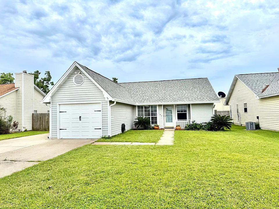 102 Heritage Cir
