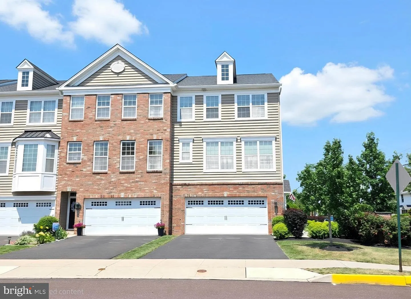 3 bed, 2.5 bath, 1922 sqft, $2,900 — Photo 1