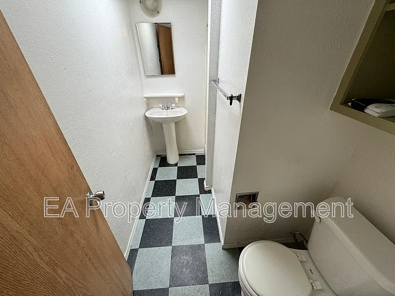 123 Walter St NE #4 — Photo 2
