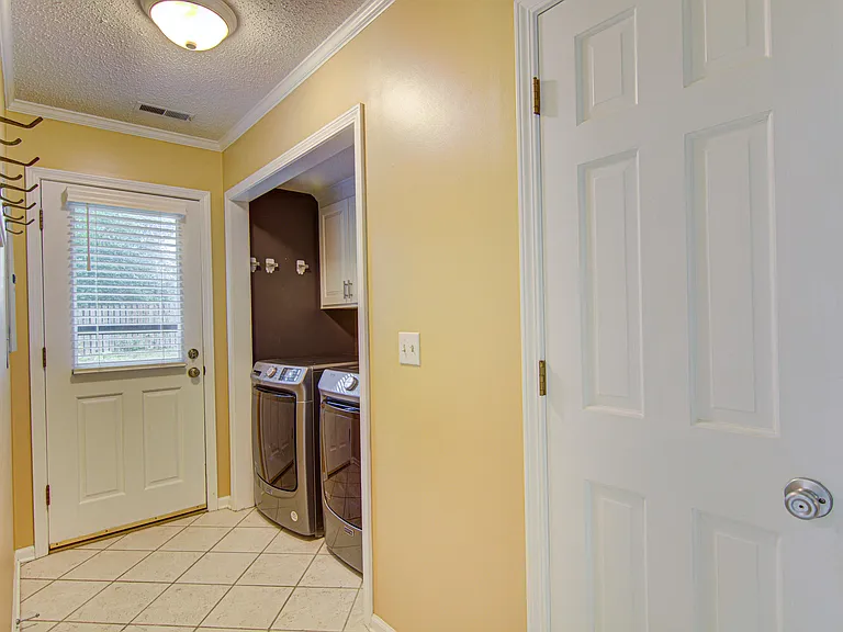 2315 Treetop Ln — Photo 17