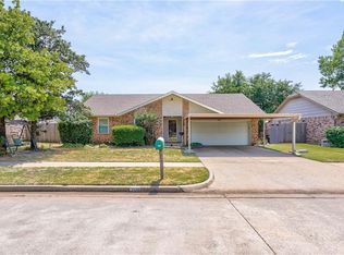 304 SW 32nd St, Moore, OK 73160