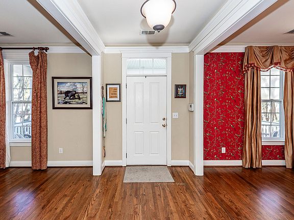 4th image of 400 Hydrangea St