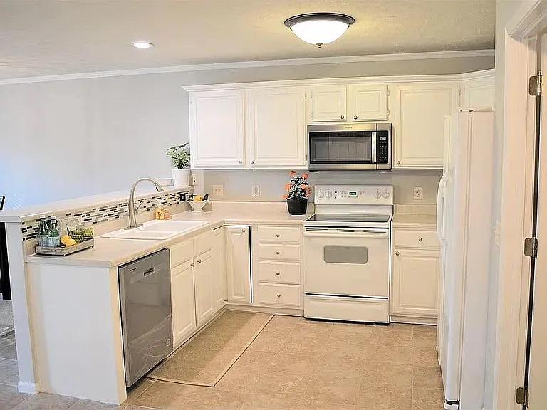 8900 Sicily Ln — Photo 4