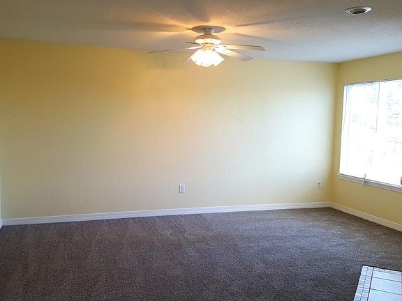 Spacious Living Room with new Carpet