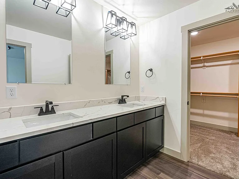 725 W Briar Dr — Photo 16
