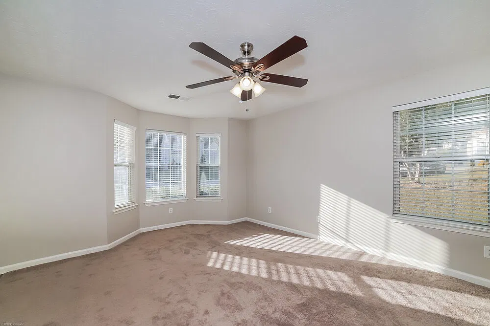 3 bed, 2.5 bath, 1914 sqft, $2,085 — Photo 4