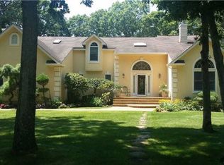 1 Heatherwood Ct, Dix Hills, NY 11746