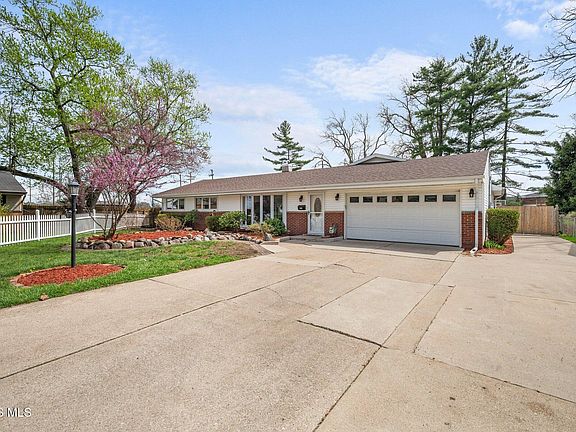 4th image of 2015 Burr Oaks Dr