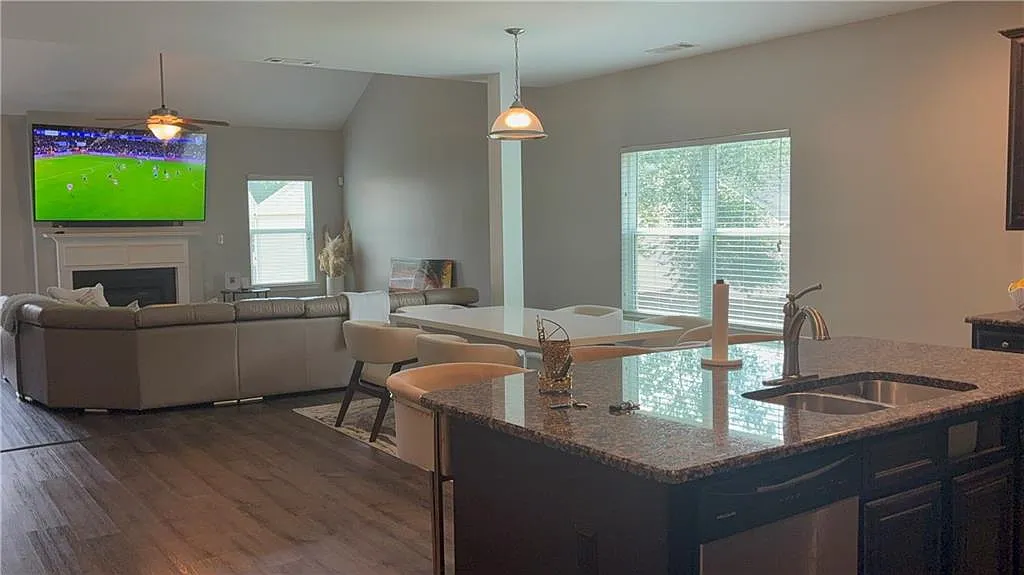 4 bed, 2.0 bath, 2782 sqft, $2,500 — Photo 3