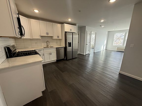 2nd image of 207 Redwood Ave #303