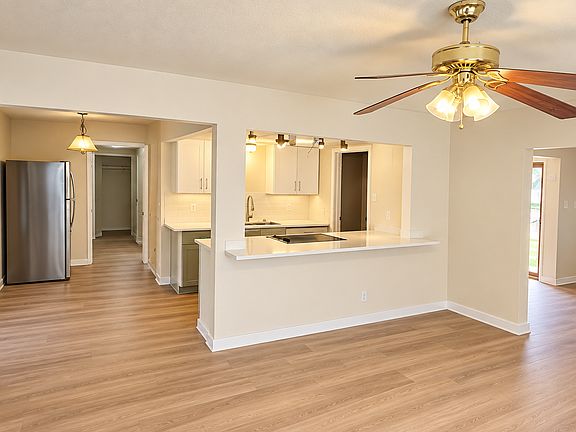 4th image of 8449 Freeport Dr
