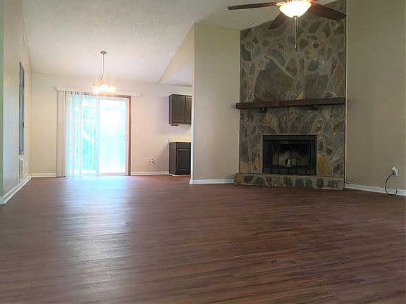 4th image of 3353 Creek Dr