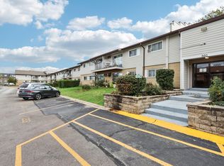 860 E Old Willow Rd APT 222, Prospect Heights, IL 60070