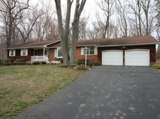 26 Stoneleigh Rd, Trumbull, CT 06611