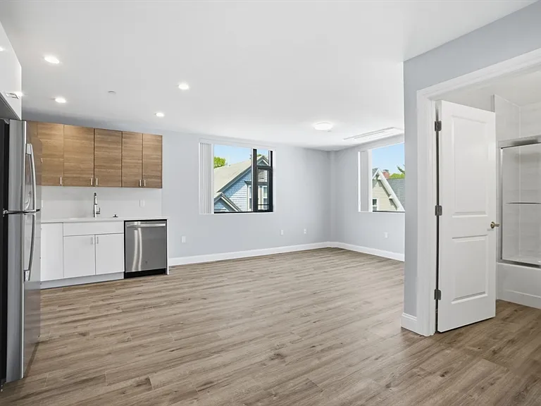 632 Centre St #303 — Photo 4