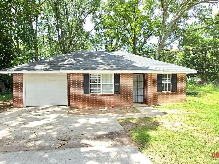48 Phillips Dr — Photo 1