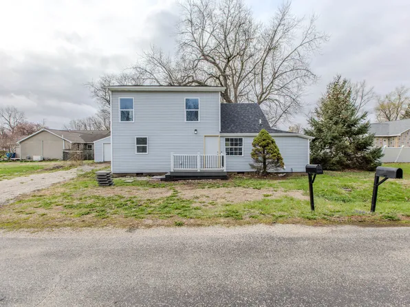 305 Chestnut St, Hudson, IL 61748