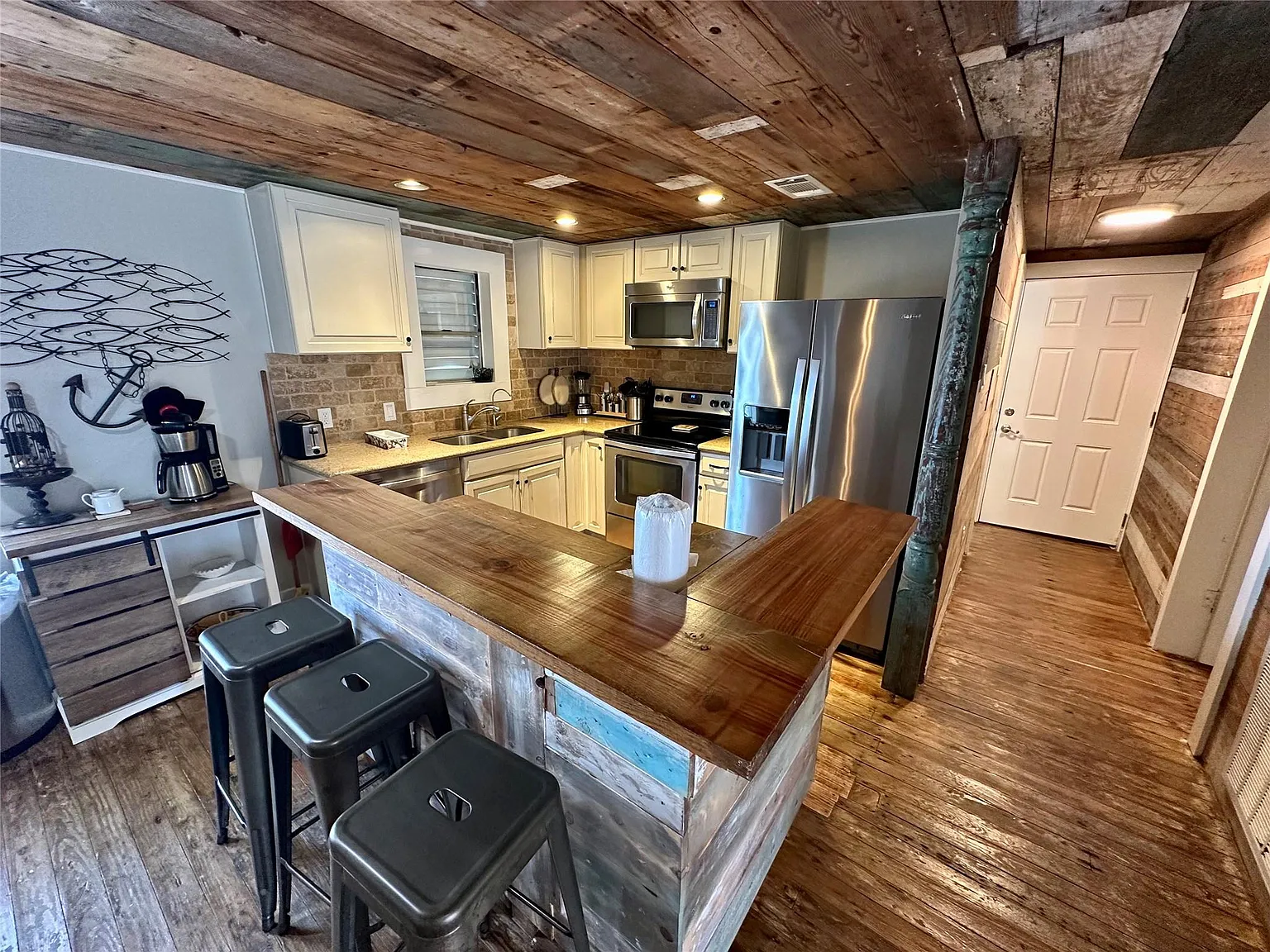 3 bed, 1.0 bath, 1036 sqft, $2,895 — Photo 3