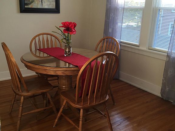 This table also has a leaf to extend the table size