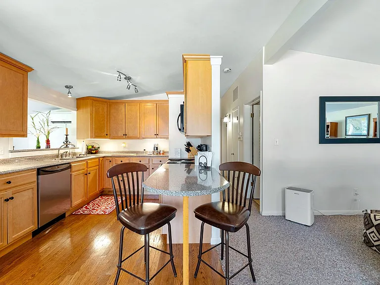 Kitchen with breakfast bar