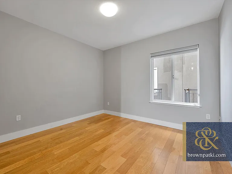 566 S Van Ness Ave #11I — Photo 10