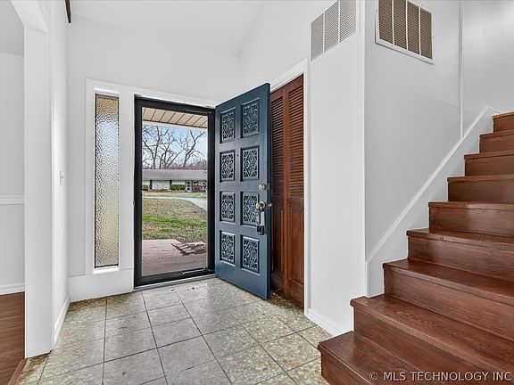 3rd image of 837 Winding Way