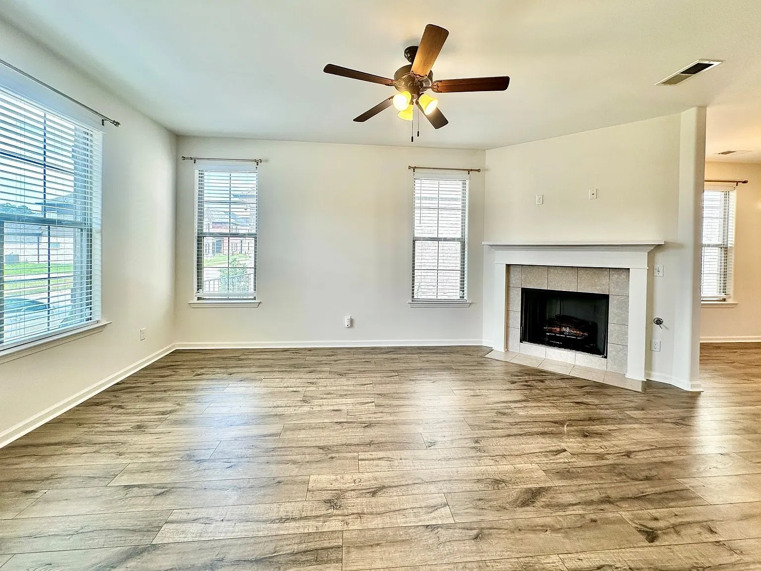 4 bed, 3.5 bath, 2313 sqft, $2,500 — Photo 3
