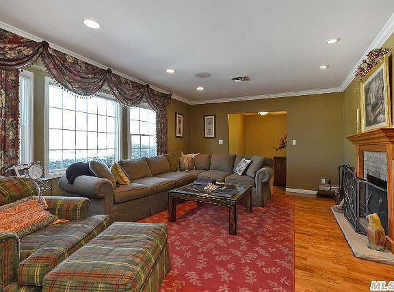 4th image of 30 Judith Ct