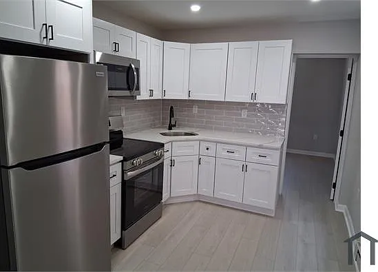 4 bed, 1100 sqft, $2,200 — Photo 2