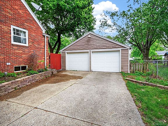 2nd image of 3915 42nd St